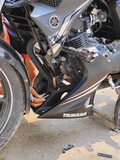 Engine Guard Yamaha FZS V2 Dark Night bike with Clam_img_1