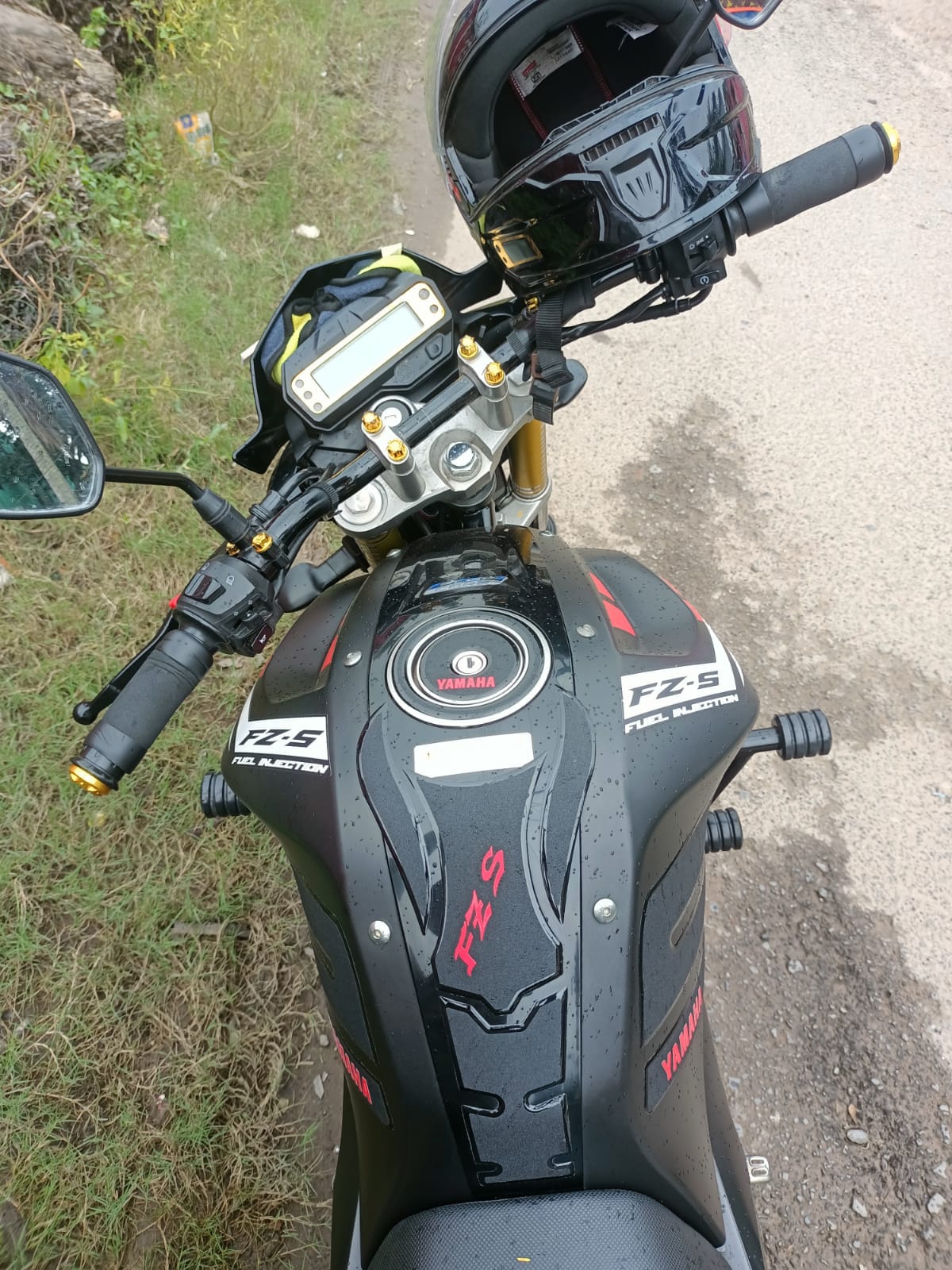 Yamaha Fzs v2 Matt Black 2025 ( Premium Tank Pad 045)_img_0