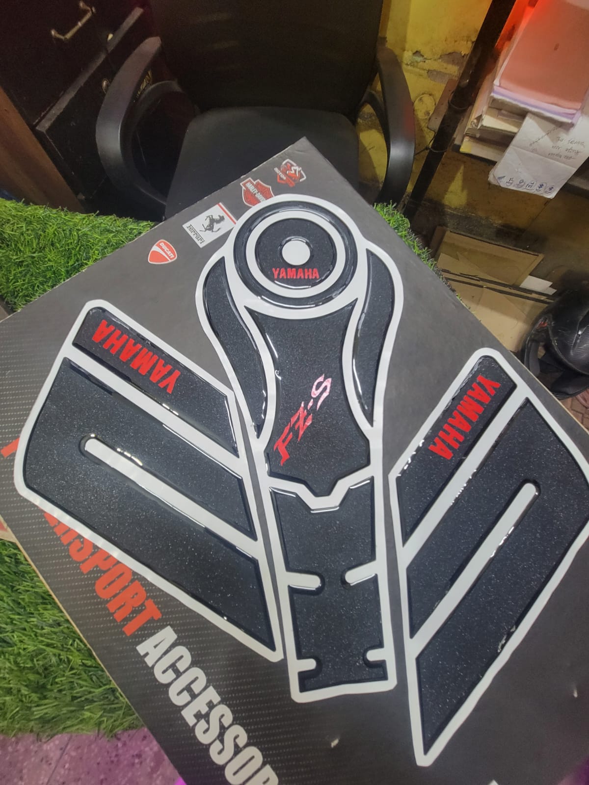 Yamaha Fzs v2 Matt Black 2025 ( Premium Tank Pad 045)_img_3