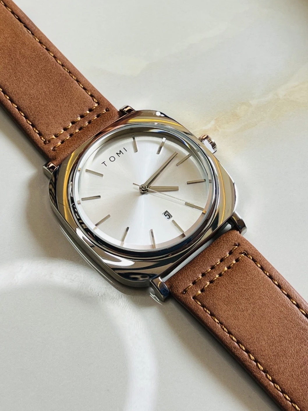 TOMI T-084 Men's Leather Belt Quartz Watch With Date (Brown-White)_img_1