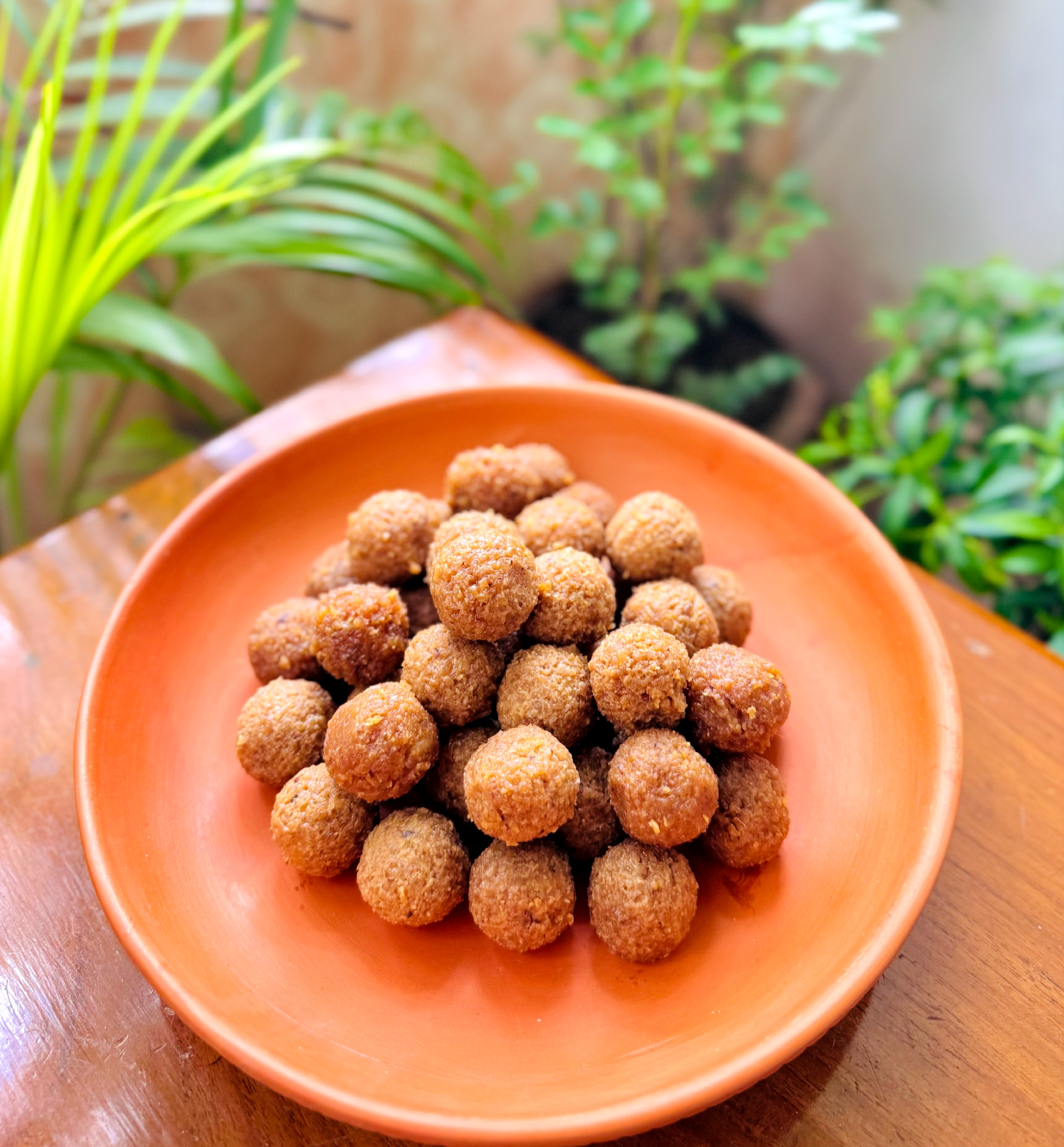 কুষ্টিয়ার গ্রামের ঐতিহ্যেবাহী নারিকেল নাড়ু (৫০০গ্রাম)