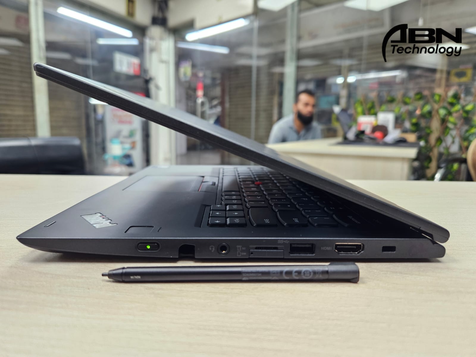 Lenovo ThinkPad Yoga X370. Core i5. 7th Generation. 8GB RAM, 256GB SSD. 13.3" X360 Touch Display (With pen)_img_0