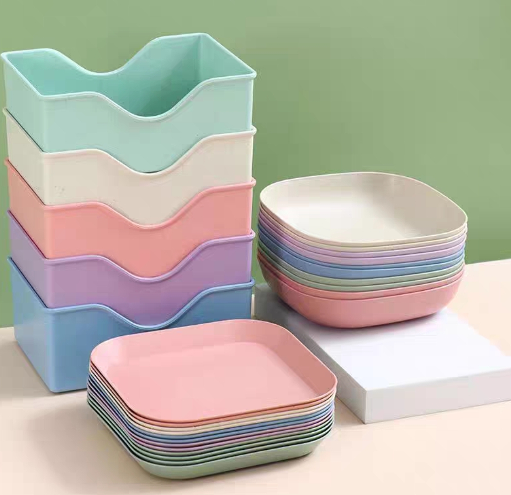 রঙিন প্লাস্টিকের বাটি।