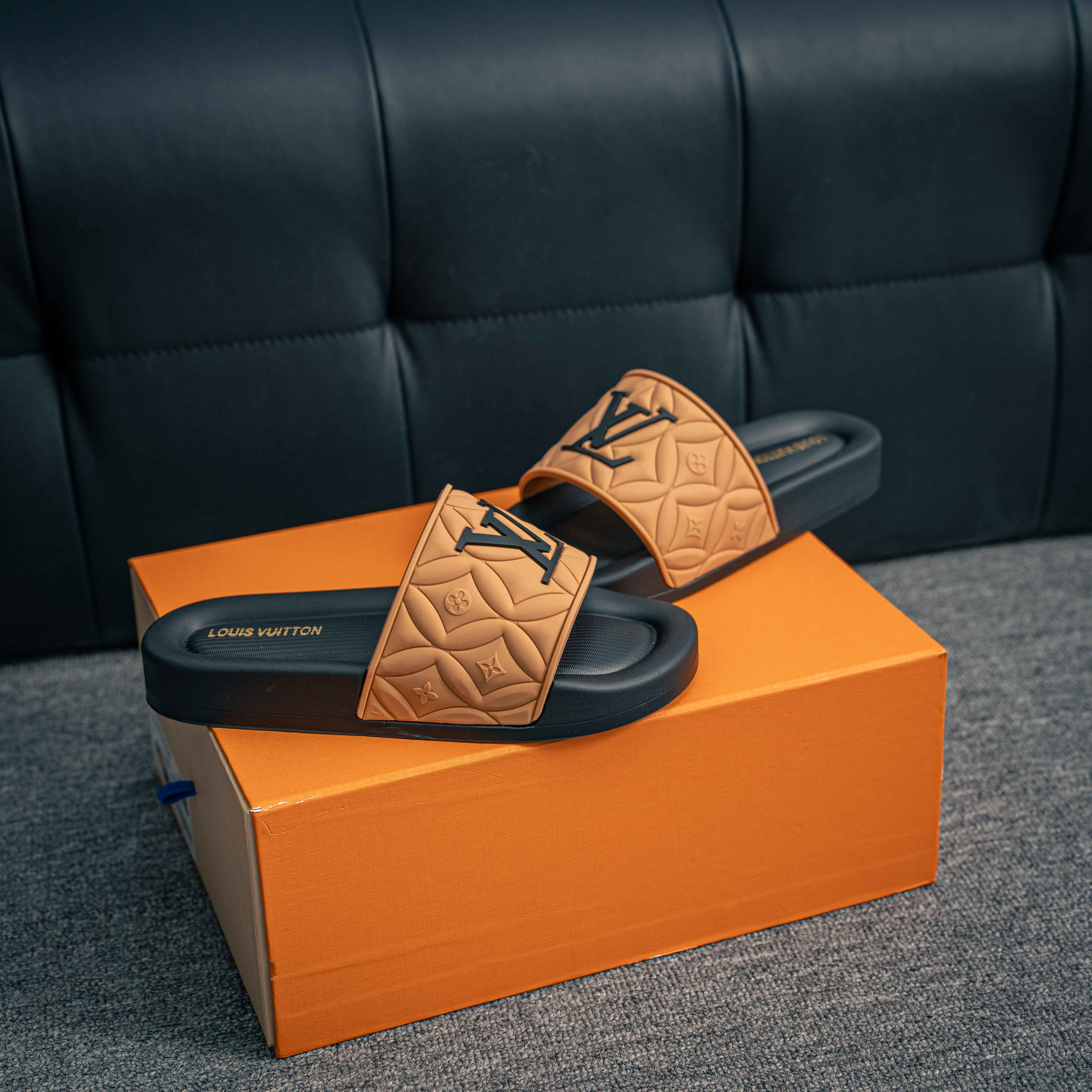 Louis Vuitton slides (1:1)