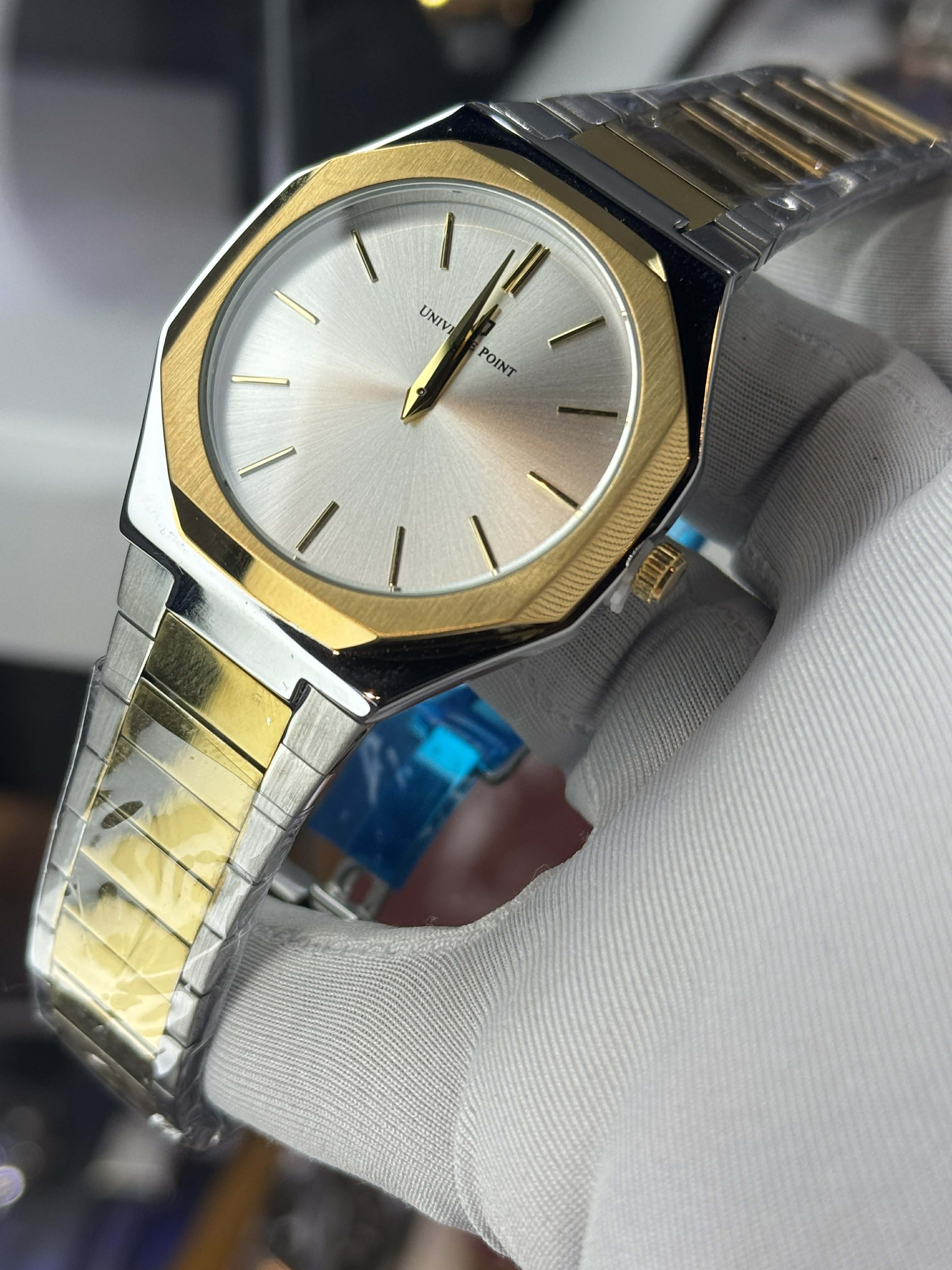 UNIVERSE POINT Octagonal Case – Twotone Chain White Dial | UP3949-2496