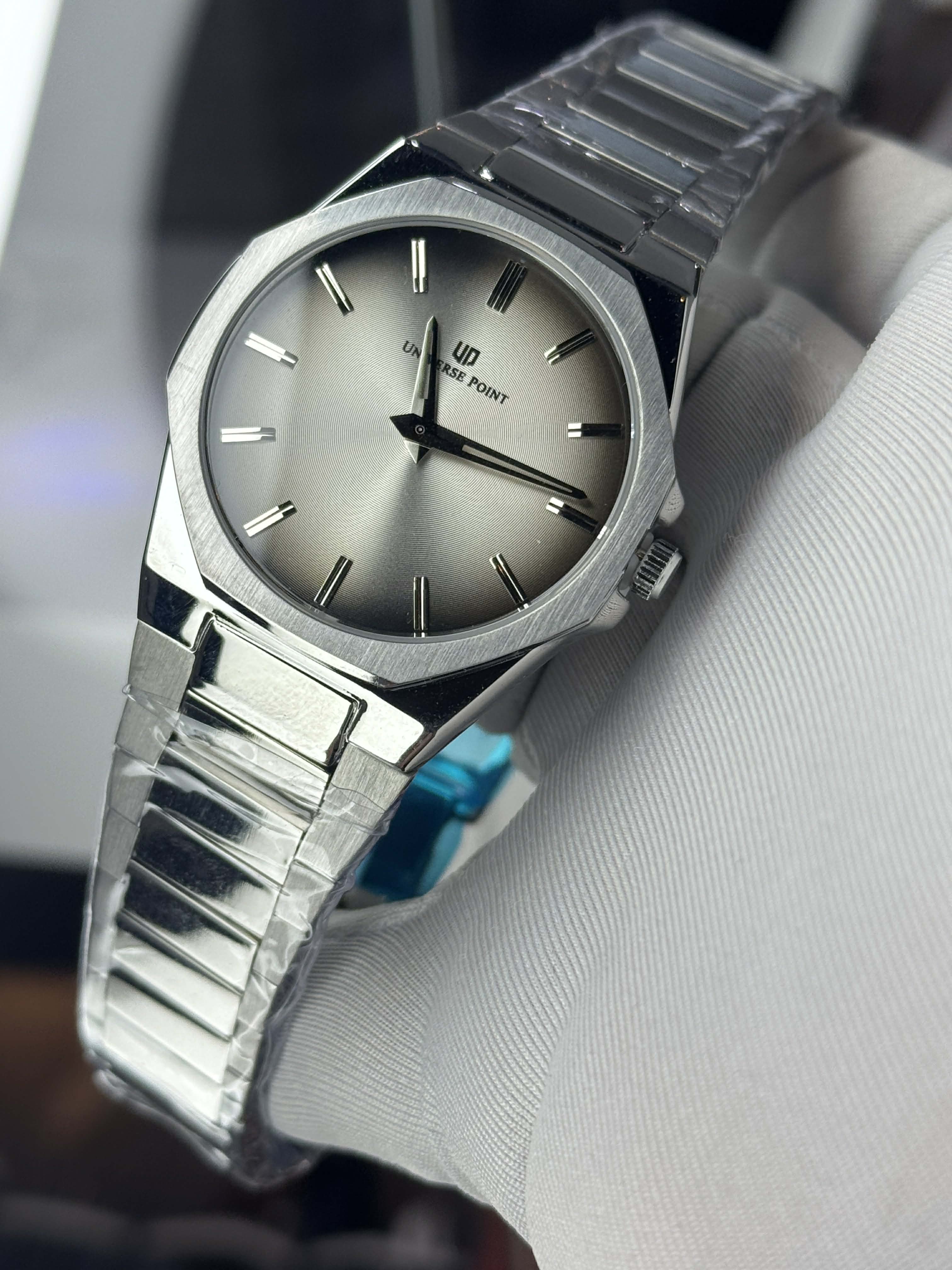 UNIVERSE POINT Slim Octagonal – Silver Chain Silver Gradient Dial | UP3949-088B
