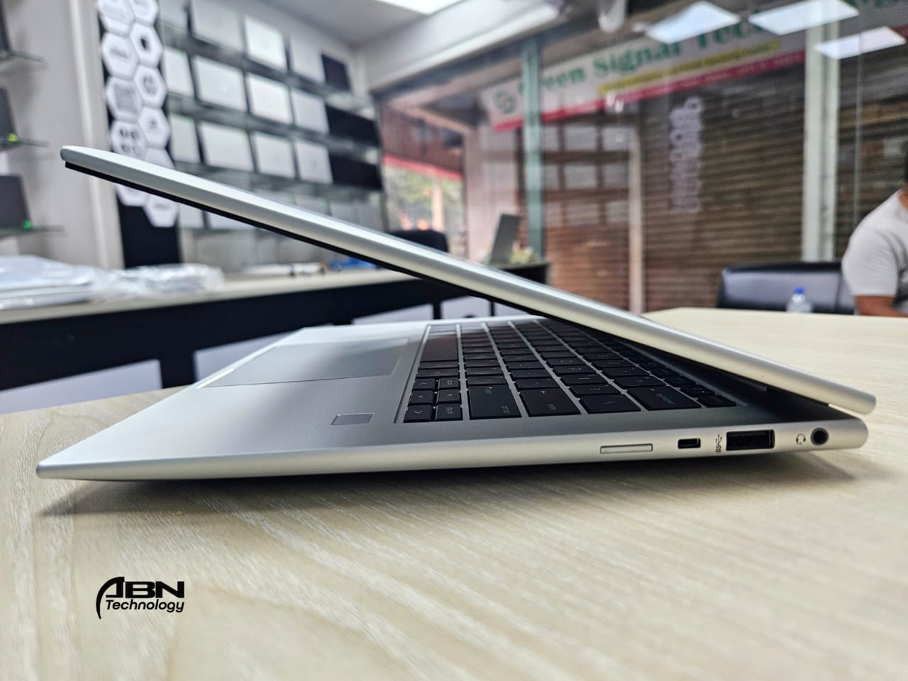 HP EliteBook 1040 G10. Core i7, 13th Generation. 16GB RAM, 512GB SSD. 14.1' Display._img_3