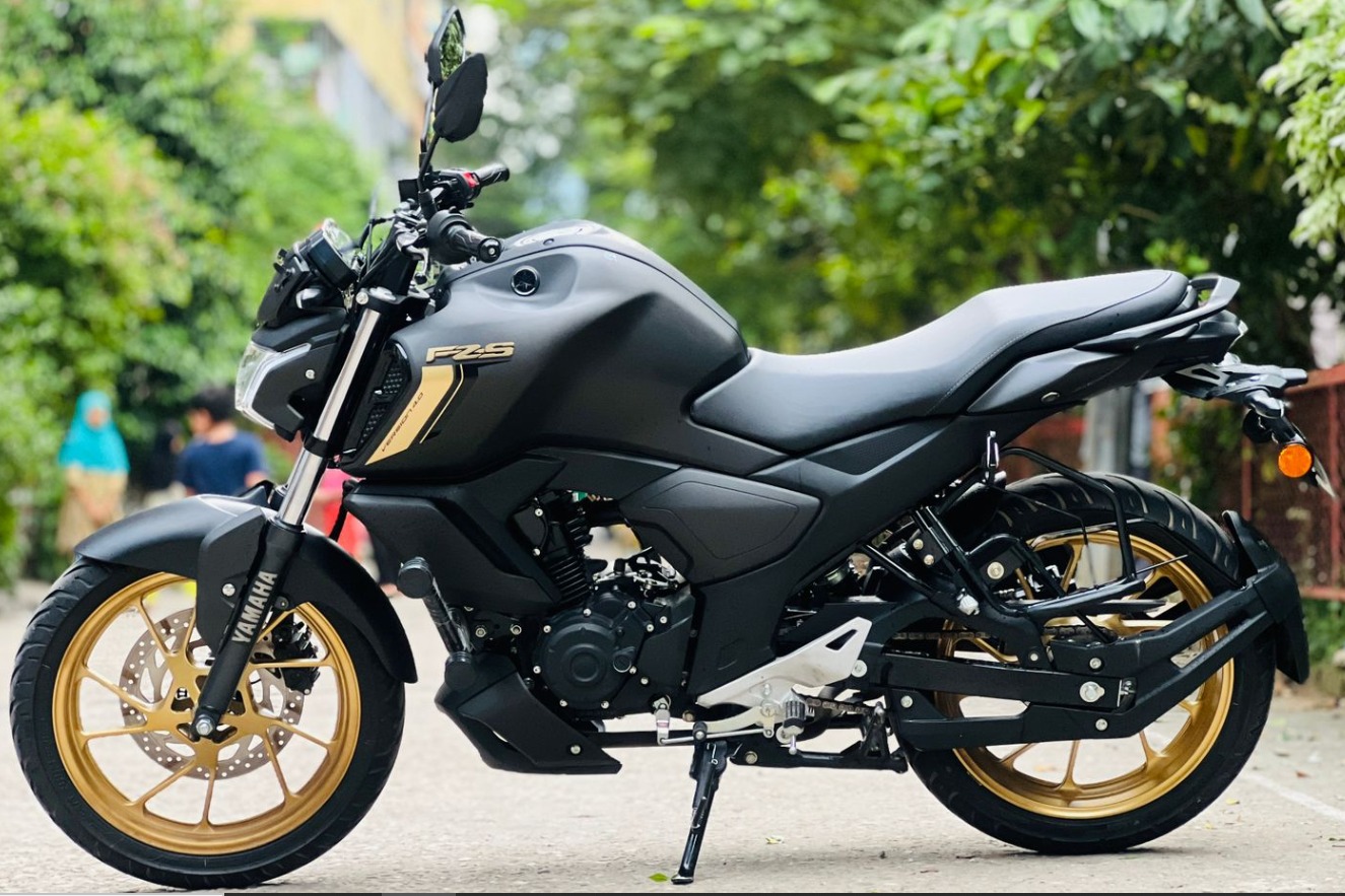 Full Set Sticker for Yamaha FZS V4 (Matte Black & Gold) bike._img_1