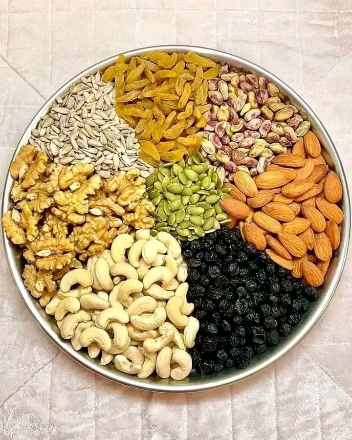 ১.কাজুবাদাম২.কাঠবাদাম ৩.পেস্তাবাদাম ৪.আখরোট ৫.মিষ্টি কুমড়া বীজ ৬.গোল্ডেন কিশমিশ ৭.কালো কিশমিশ ৮.সূর্যমুখীর বীজ