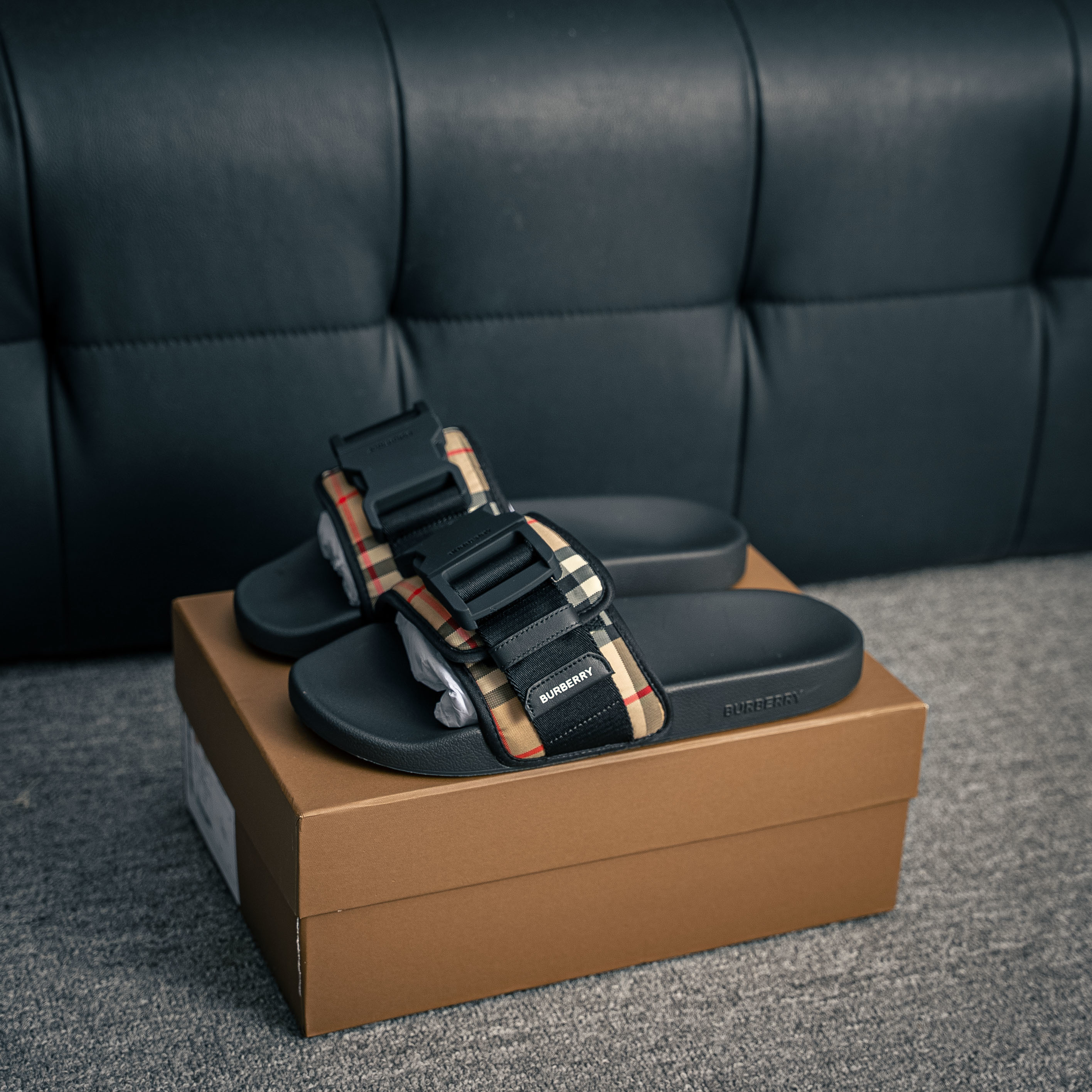 Burberry Buckled Strap Slides (1:1)_img_3