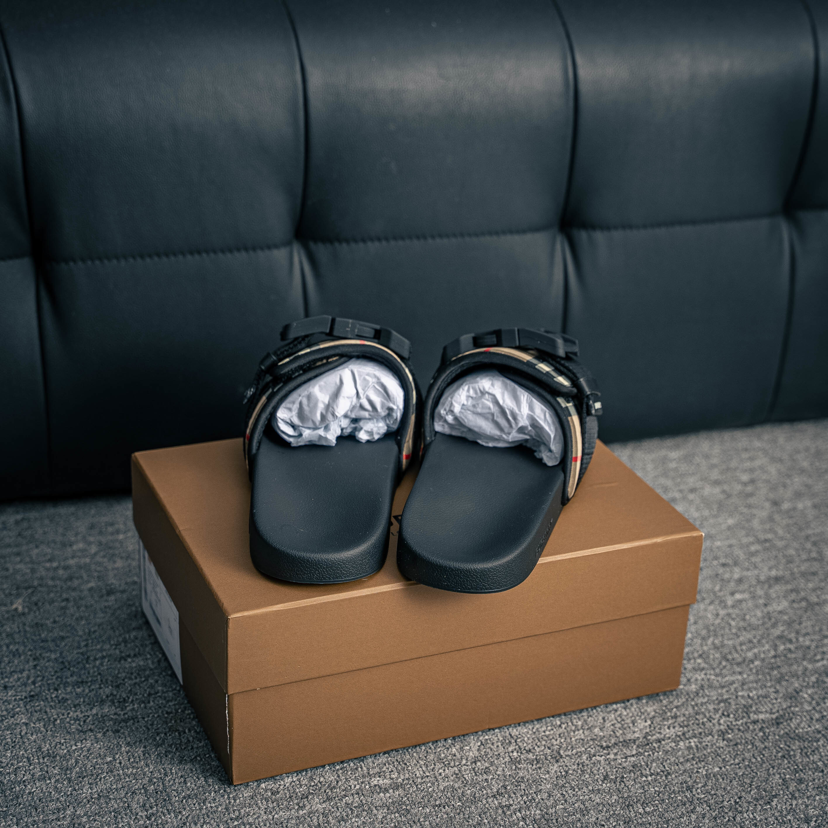 Burberry Buckled Strap Slides (1:1)_img_4