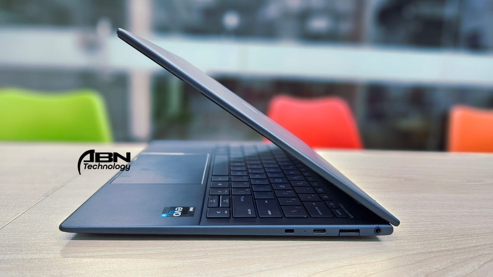 HP DragonFly G4. Intel core i7, 13th Generation. 32GB RAM, 512GB SSD. 13.3" 2k Touch Display._img_3