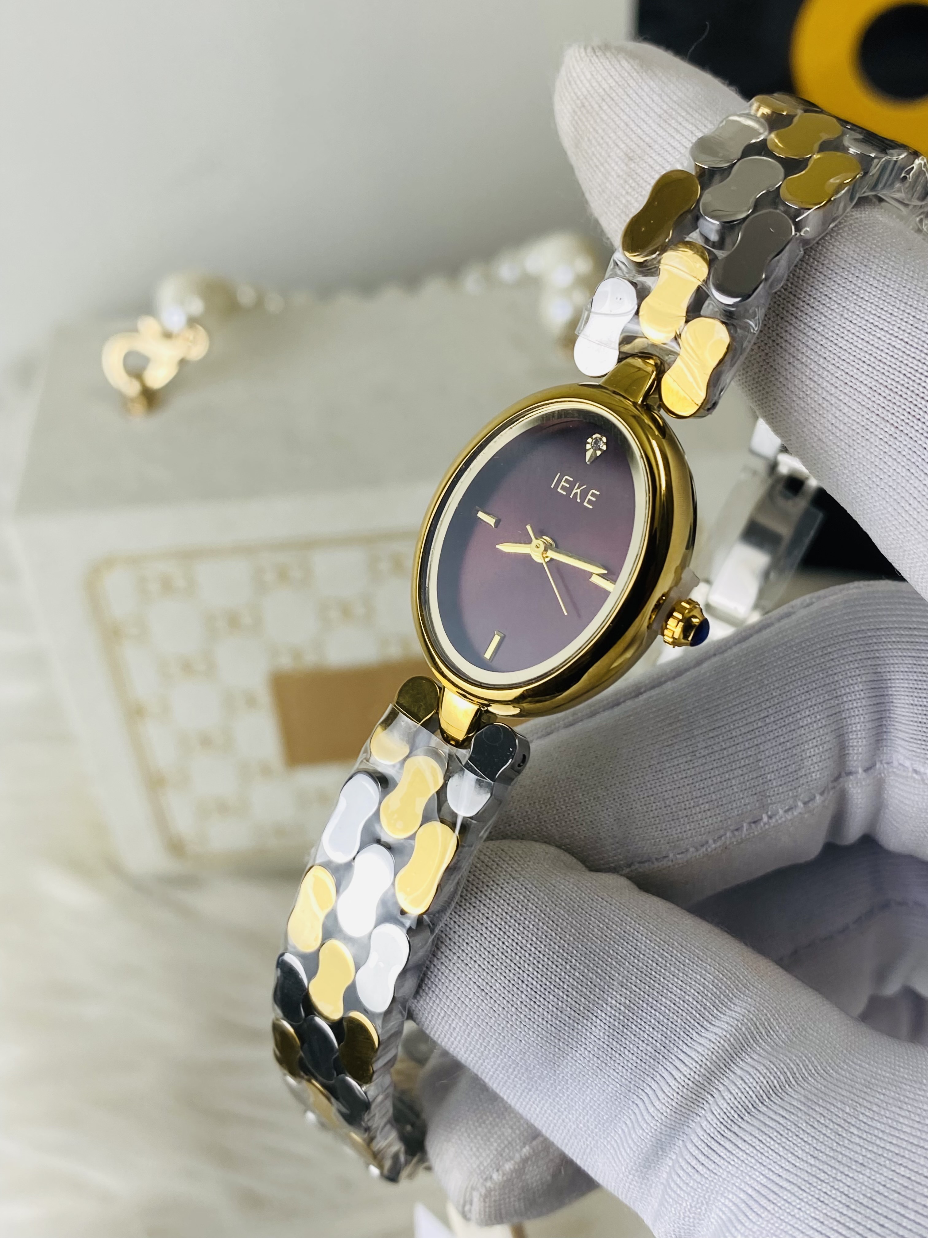 IEKE MAROON DIAL LOOK