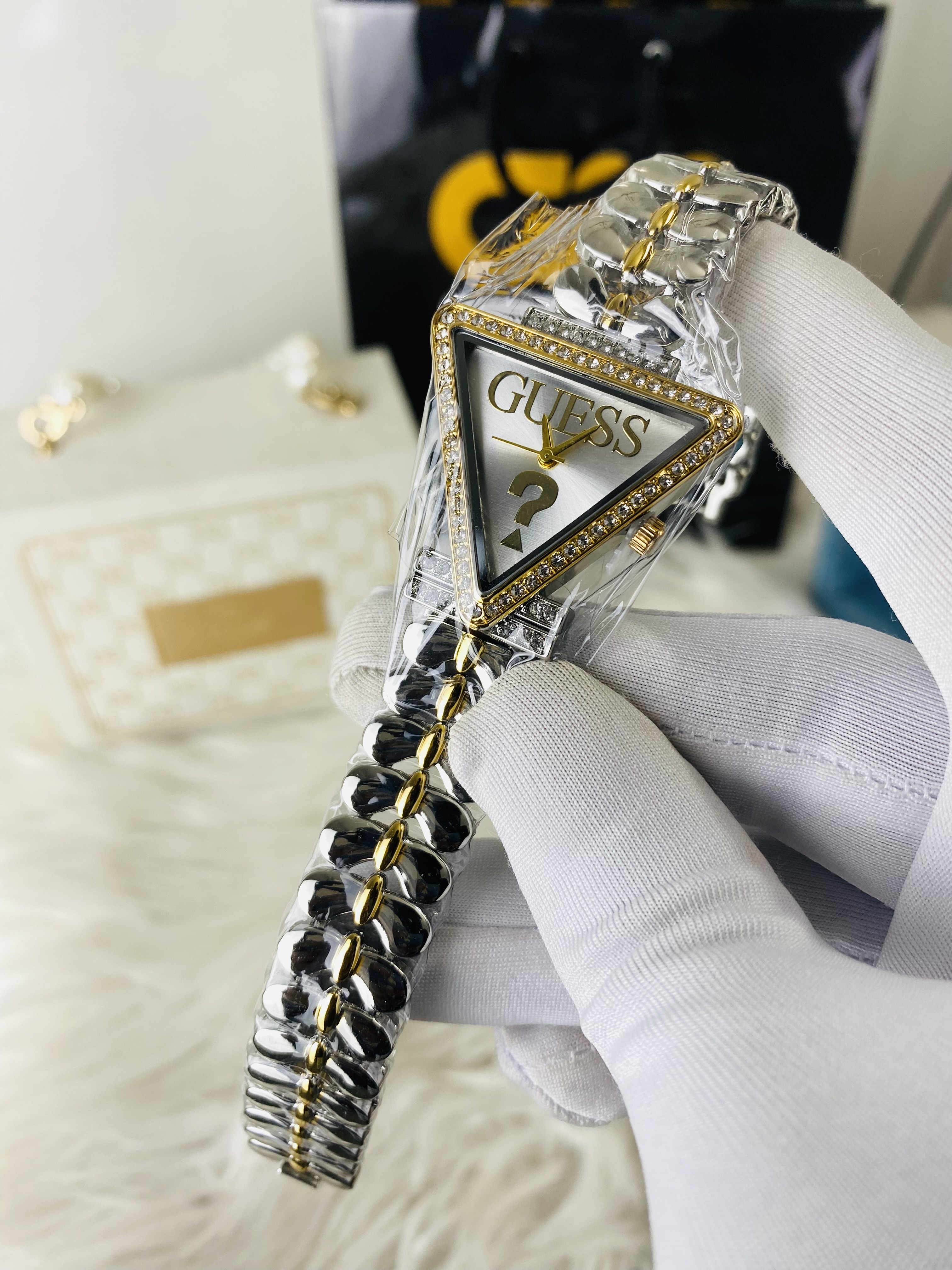 GUESS UPER WHITE GIRLS