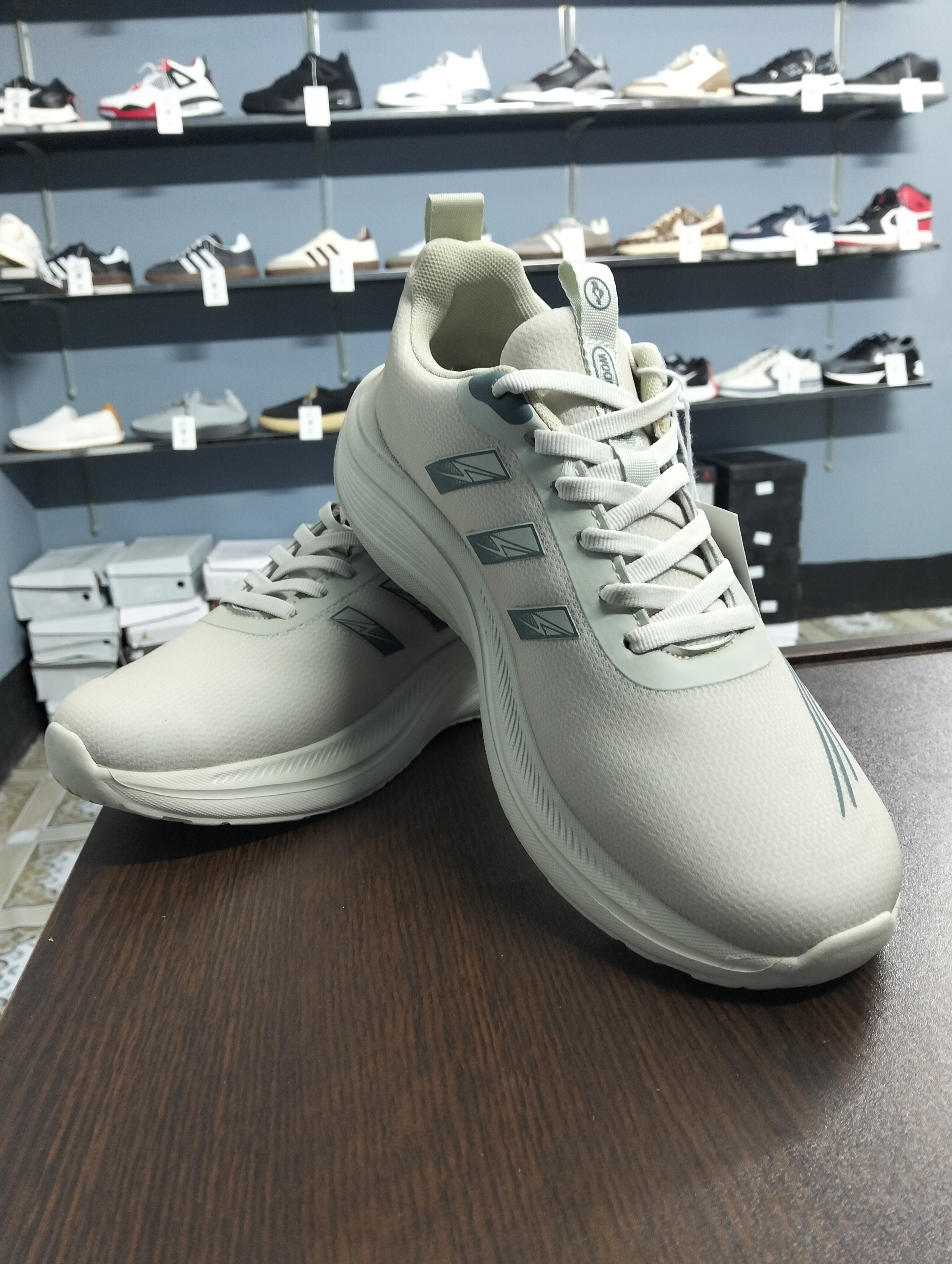 Woodpecker Light Cream