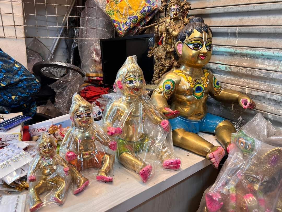 বৃন্দাবনী পিতলের বসা গোপাল - Image 1