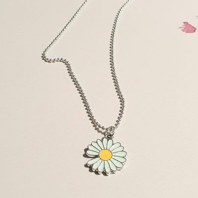 Jin-Jimin Wearing Daisy Necklace_img_2