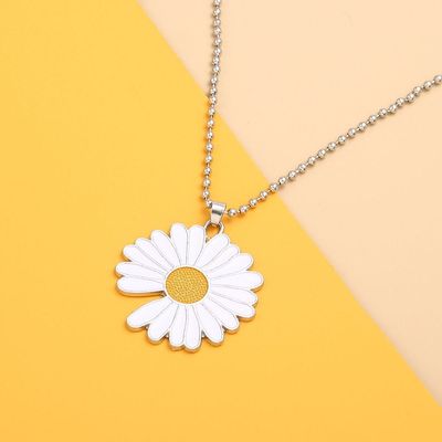 Jin-Jimin Wearing Daisy Necklace_img_4