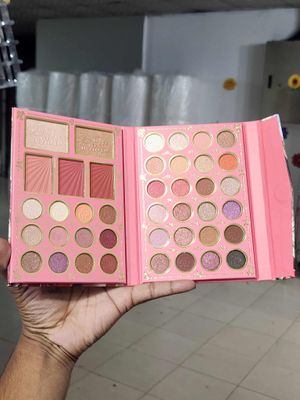 Romcom 41 colors make up palette_img_3