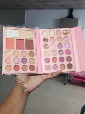 Romcom 41 colors make up palette_img_1