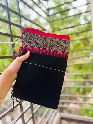 Elegant Black and Red Handloom Saree with Intricate Geometric Border_img_1