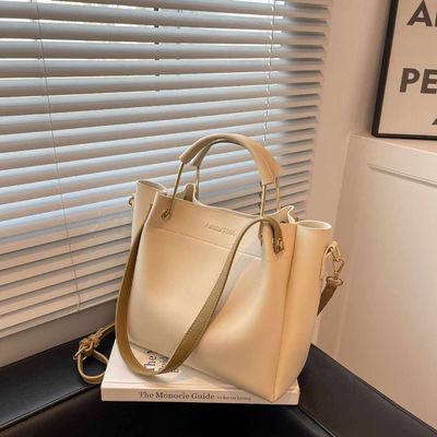 Spring New Contrast Large Capacity BagYou Feel the DifferenceFabric: Polished PUClosure: ZipperInterior: Slot Pocket_img_0
