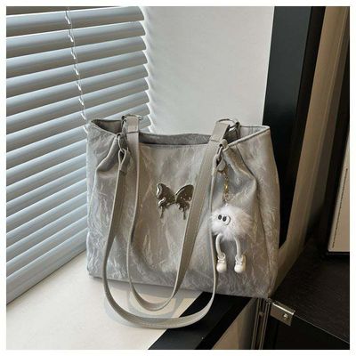 Popular Butterfly Tote Big with cute pendent Material: PU LeatherCloser type: Zipper_img_2