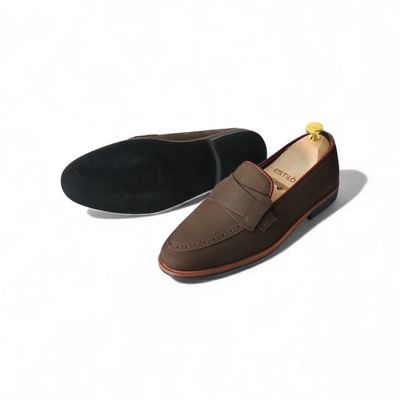 𝐓𝐡𝐞 𝐍𝐮𝐛𝐮𝐜𝐤 𝐑𝐞𝐠𝐞𝐧𝐭 𝐏𝐞𝐧𝐧𝐲 𝐋𝐨𝐚𝐟𝐞𝐫 (𝐁𝐫𝐨𝐰𝐧)_img_2