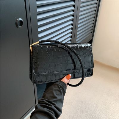 Glossy crocodile print shoulder bag_img_4