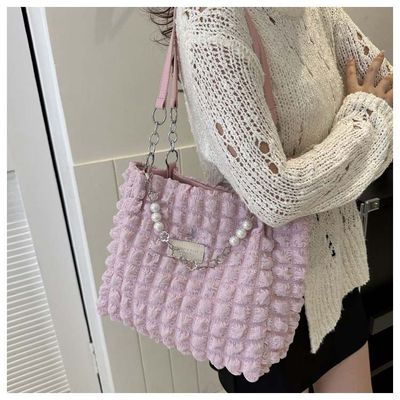 Gentle, fashionable, simple pleated single shoulder bag Available in stockColour: Pink and whiteMaterial: Fabric Size : Width: 30 cm Length: 22 cm_img_1