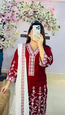 প্রিমিয়াম কটন এমব্রয়ডারি কাজের কুর্তি সেট উইথ জর্জেট ওড়না ও কটন সালোয়ার_img_3