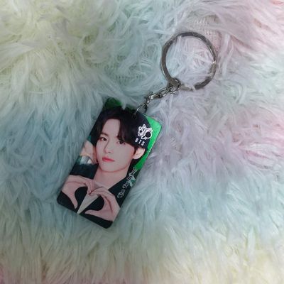 Taehyung (V) Love In Hand Keyring_img_0