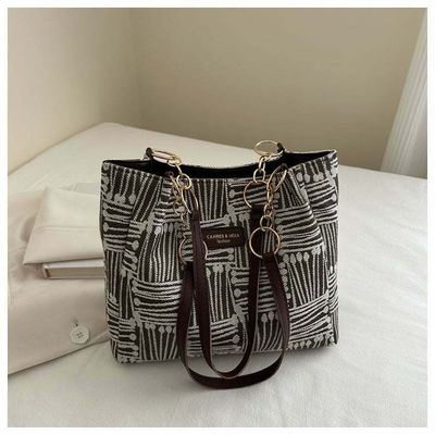 New canvas shoulder crossbody bag Available in stock Material: Canvas Size: Mentioned in the picture_img_1