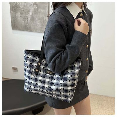 Casual Shoulder Commuter tote bag Available in stock Size: Width: 31 cm Length: 26 cm Material: PU leather Closer type: Zipper_img_0