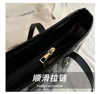 Casual Shoulder Commuter tote bag Available in stock Size: Width: 31 cm Length: 26 cm Material: PU leather Closer type: Zipper_img_1