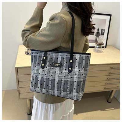 Casual Shoulder Commuter tote bag Available in stock Size: Width: 31 cm Length: 26 cm Material: PU leather Closer type: Zipper_img_2
