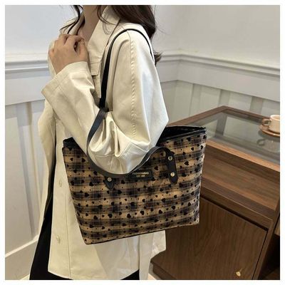 Casual Shoulder Commuter tote bag Available in stock Size: Width: 31 cm Length: 26 cm Material: PU leather Closer type: Zipper_img_3