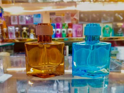Empty Perfume Atomizer 30 ml Refillable obtuse triangle Shape Colorful Glass Spray 30ml Bottle 1 pcs Random color_img_1