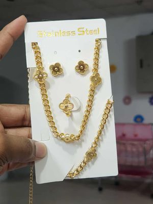 Clovers  4 pcs set🌹Pendent 🌹Earring🌹Ring🌹Braclet_img_2