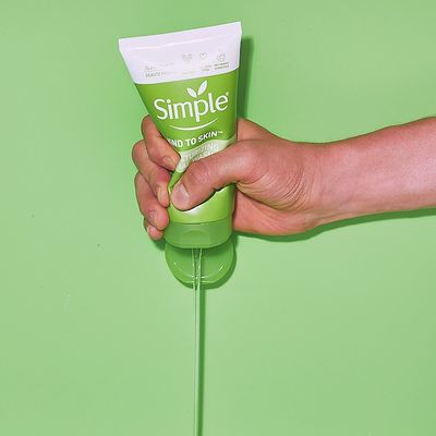 Simple Kind to Skin Moisturizing Facial Wash_img_4