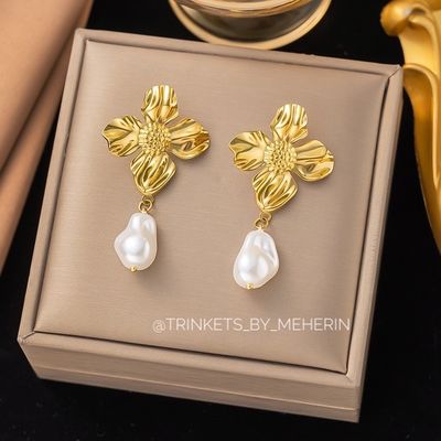 Vintage pearl earring