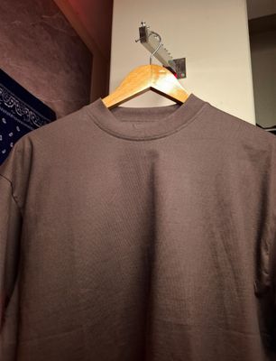 250+ GSM HEAVYWEIGHT DROPSHOLDER T-SHIRT IN Rose Ebony._img_0