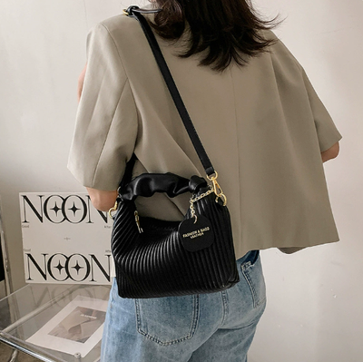 Élégante Pleated Handbag_img_5