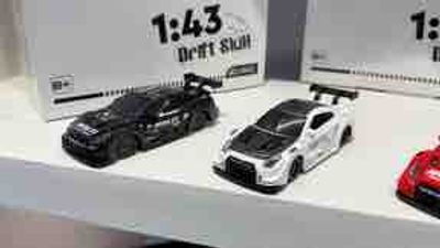 White Nissan GT-R (R35) 1:43 Alloy 4WD Metal Drift Car with Accessories_img_4