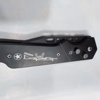 Navaja táctica de acero inoxidable en color negro de 20cm con estampado de arma / stainless Steel knife /_img_1