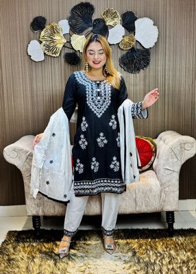 চিকেনকারি নেকলেস ডিজাইনের এমব্রয়ডারি কাজ করা থ্রি-পিস কালেকশন_img_1
