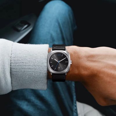 TOMI T-084 Men's Leather Belt Quartz Watch With Date (Silver-Black)_img_2