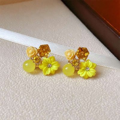 Blossom Earrings: A Garden of Sparkle_img_4