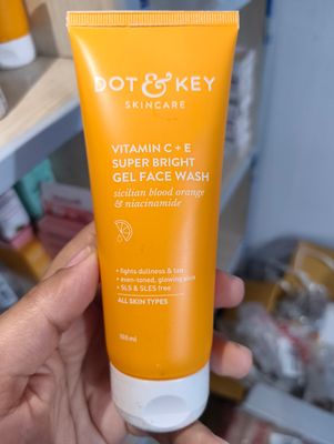 Dot & Key Vitamin C + E Super Bright Gel Face Wash 100ml_img_1