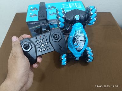 Hand Gesture RC Stunt Car – 4x4 Drift Car with Remote Control & Gesture Sensor Watch_img_1
